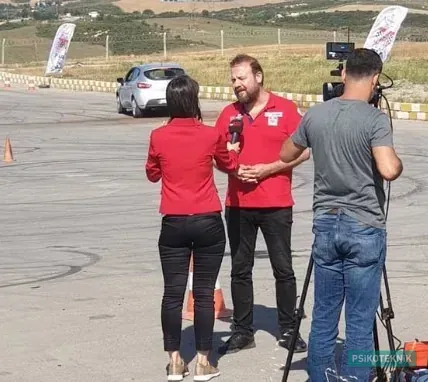 Çetin Büyükçınar, Sürüş eğitimi pistinde saha çekimi