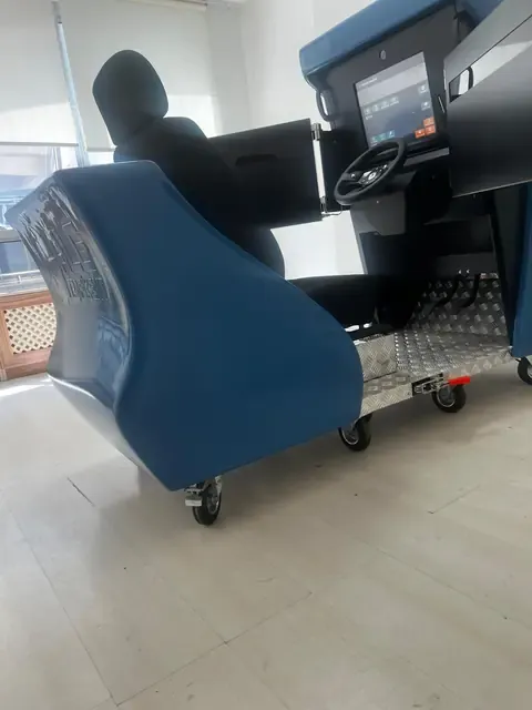 Psikoteknik simülatöründe sürücü koltuğu ve direksiyon