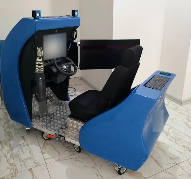 Koltuk, direksiyon, pedallar ve yan ekrandan oluşan psikoteknik simülatörünün yandan görünümü