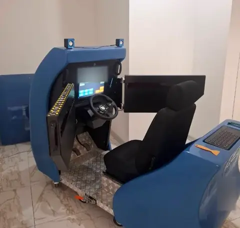 Yan ekranları açık psikoteknik simülatörü: test menüsü ekranı, direksiyon, pedallar ve koltuk