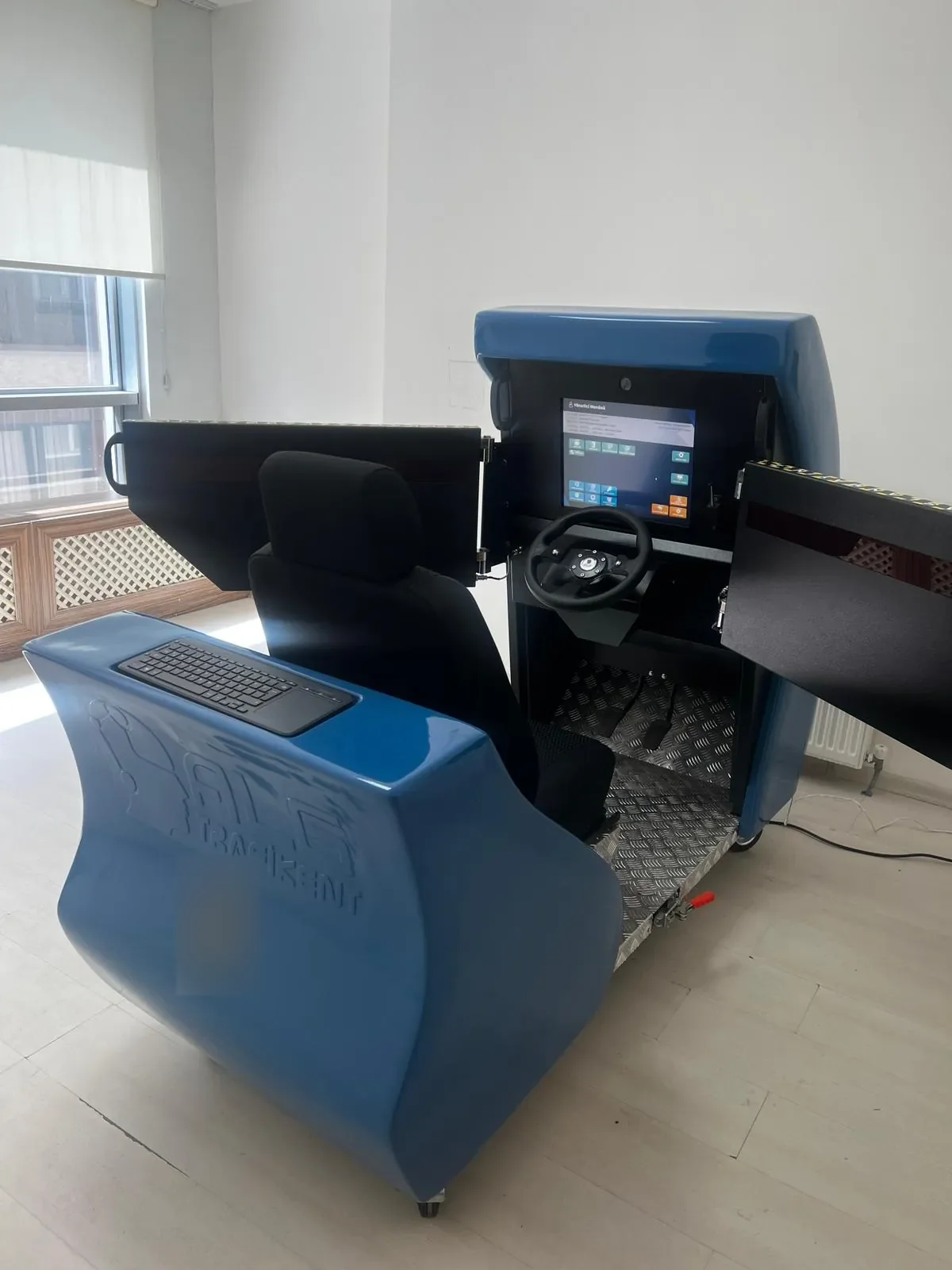 Psikoteknik test cihazı: direksiyon, pedallar ve test ekranı - İçmeler’den gelen sürücüler için psikoteknik