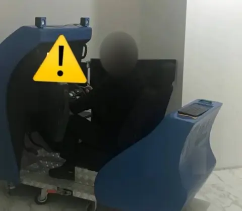 Psikoteknik değerlendirme sırasında simülatörde direksiyon başında oturan bir sürücü